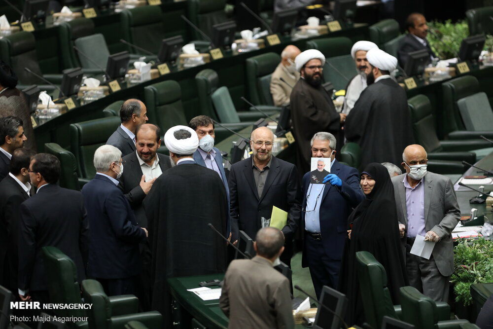 تصویر خندان سردار سلیمانی در دستان نمایندگان جدید مجلس یازدهم