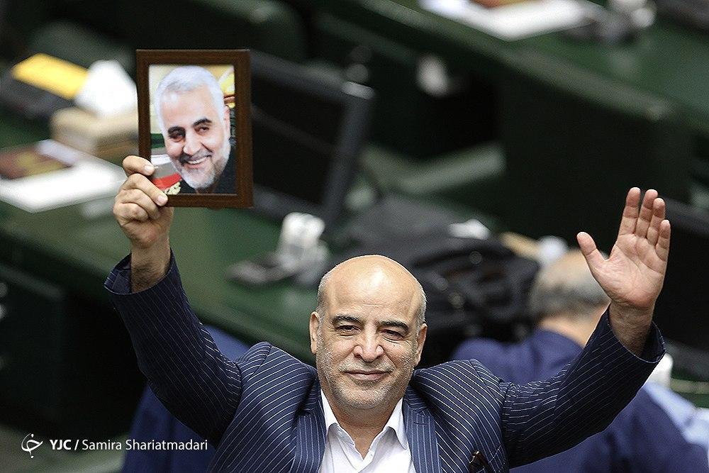 تصویر خندان سردار سلیمانی در دستان نمایندگان مجلس یازدهم