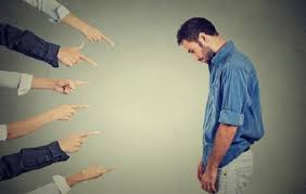 چرا همیشه خودمان را مقصر می&zwnj;دانیم؟