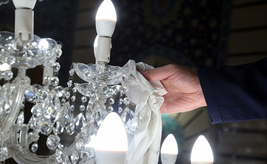 تلاش خادمان افتخاری برای تنظیف ۵۵۰ لوستر حرم بانوی کرامت +تصاویر