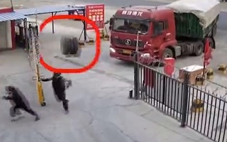 صحنه‌ای وحشتناک از پرواز مرگبار تایر کامیون!