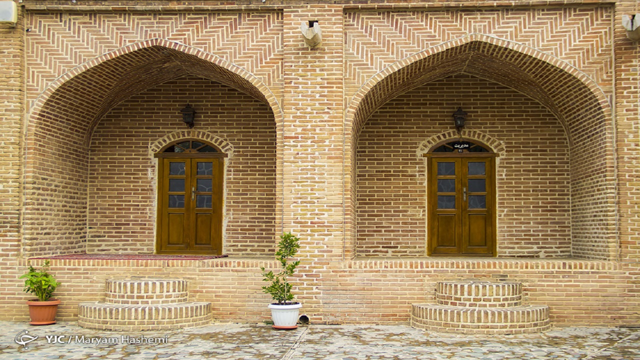 حکایت سرگردانی هنرمندان صنایع دستی البرز/ پیمانکار کم‌کار کاروانسرای ۴۰۰ساله خلع ید می‌شود؟