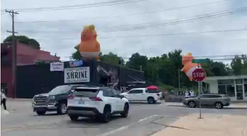 پرواز بالن بچه ترامپ بر فراز محل برگزاری همایش انتخاباتی ترامپ