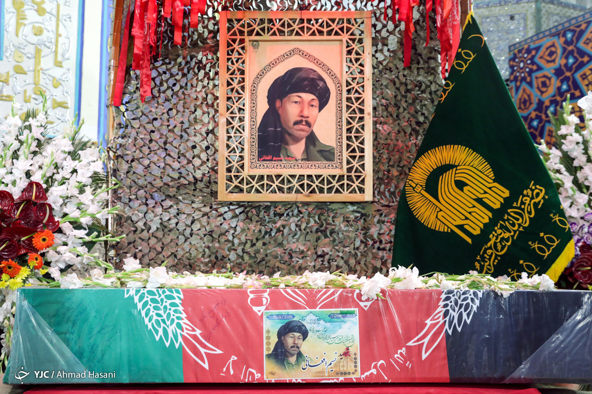 تصویری از آماده‌سازی مزار شهید نسیم افغانی در حرم رضوی