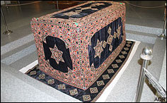 صندوق روی قبر مطهر امام رضا (ع) 