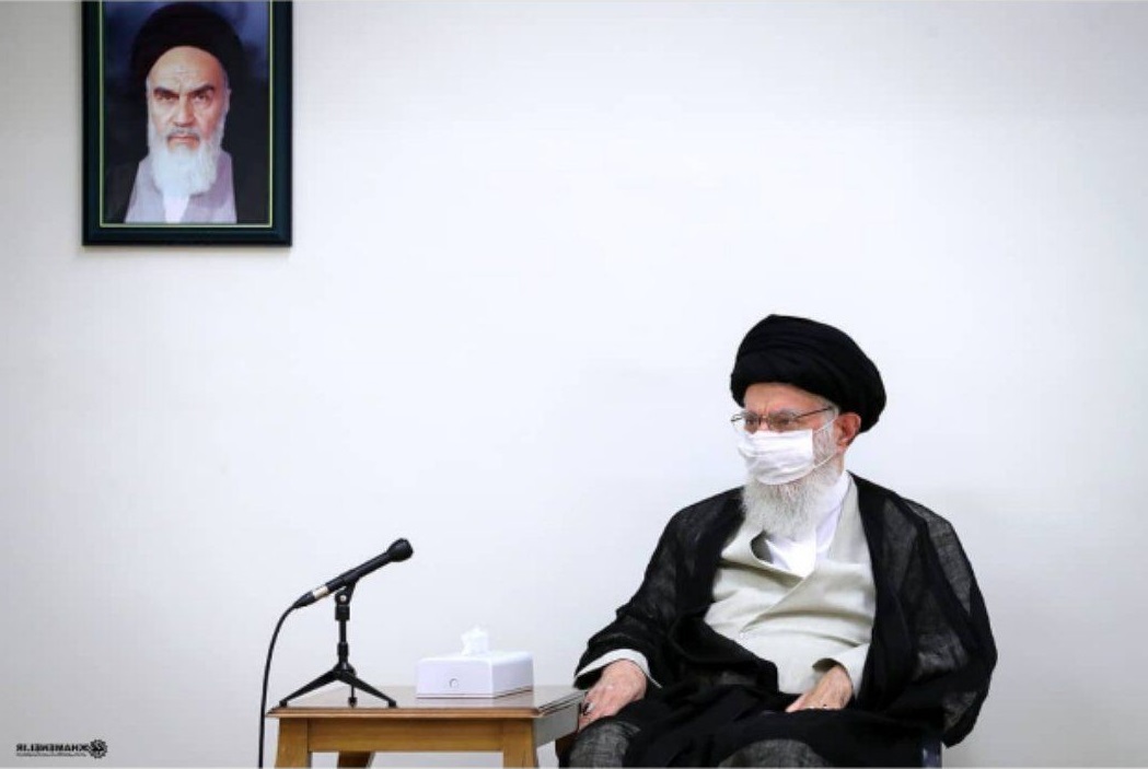 تصویری از ماسک‌زدن رهبر انقلاب در جلسات کاری