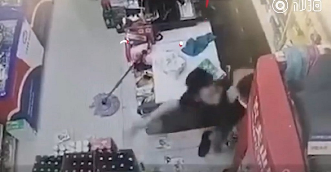 ناکام ماندن سارق مسلح با اقدام شجاعانه فروشنده
