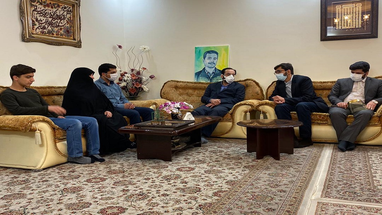 دیدار مسئول سازمان بسیج جامعه پزشکان کشور با خانواده‌ی شهید مدافع سلامت