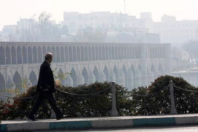 اصفهان در محاصره آلاینده&zwnj;ها در سرما، گرفتار گردوغبار در گرما /آیا قانون هوای پاک به داد اصفهان می رسد؟