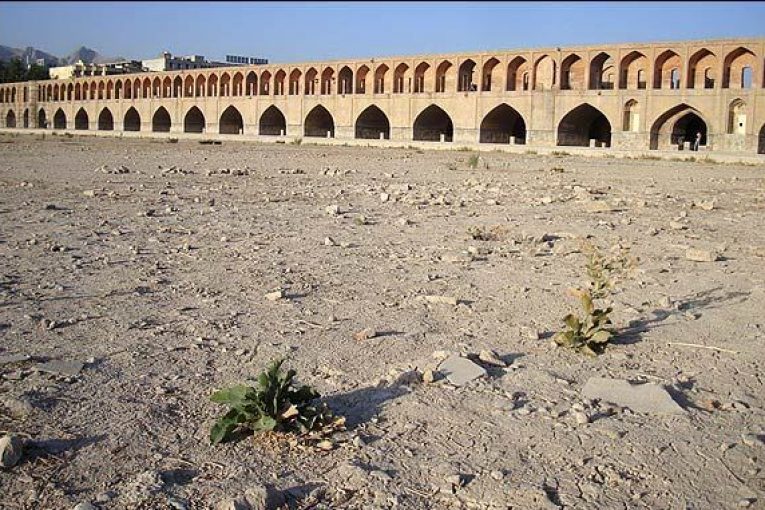 اصفهان در محاصره آلاینده&zwnj;ها در سرما، گرفتار گردوغبار در گرما /آیا قانون هوای پاک به داد اصفهان می رسد؟