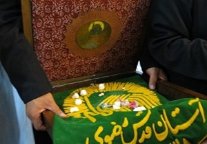 متبرک کردن ضریح خواهر امام رضا(ع)، با بیرق سبز رضوی در سنندج