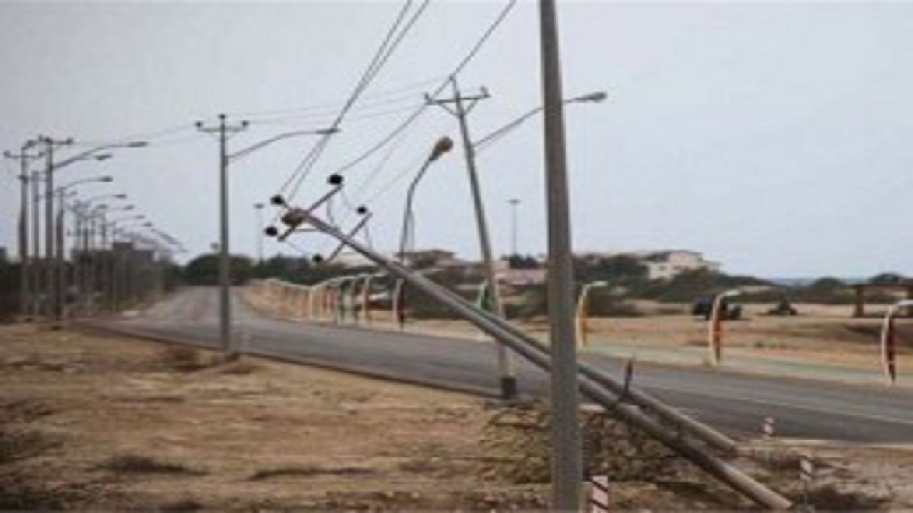اصلاح شبکه برق آسیب دیده طبس در اثر طوفان
