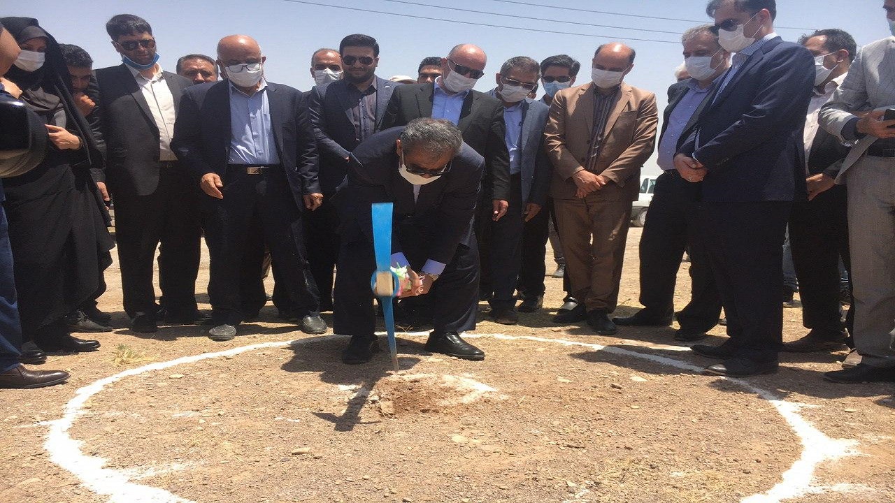 کلنگ زنی و افتتاح دو طرح در تاکستان 