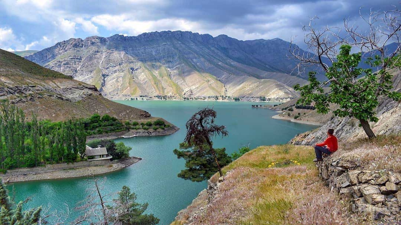 واریان نگینی در دامان کوه های بلند؛ از سفر با تاکسی قایقی تا  ترانه محلی