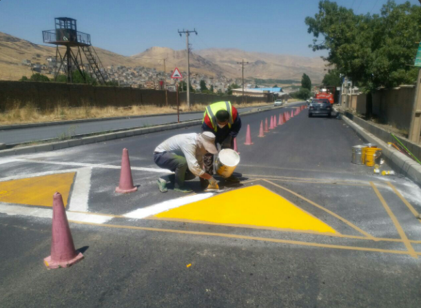 اجرای عملیات خط کشی بلوار ۳۰ متری ننله در سنندج