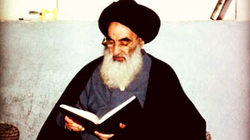 فیلمی کمتر دیده شده از مراسم خاکسپاری آیت الله خویی با حضور آیت الله سیستانی