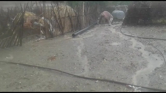 بارش تگرگ و باران در روستای هیتک + فیلم