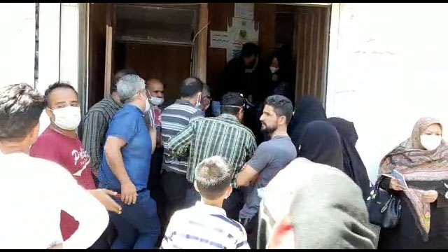 ازدحام مردم در مرکز تمدید دفترچه بیمه با خطر کرونا + فیلم