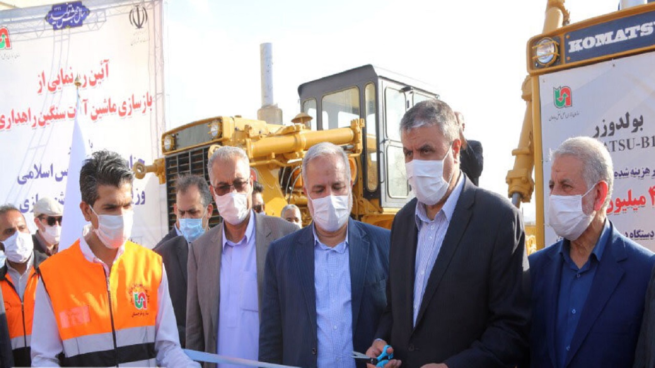 وزیر راه وشهرسازی  از یک دستگاه بولدوزر بازسازی شده راهداری سیستان و بلوچستان رونمایی کرد