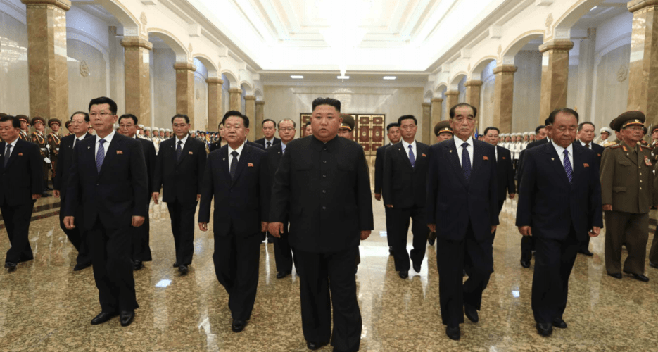 بازدید کیم جونگ اون از مقبره پدربزرگش در پیونگ&zwnj;یانگ+ عکس