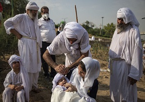 غسل تعمید ۷ کودک مندایی در رودخانه کارون