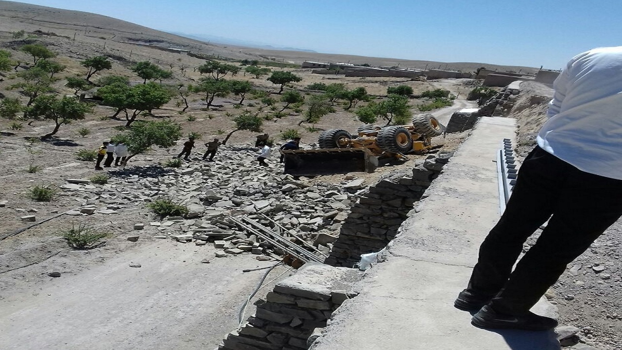 دو کشته در واژگونی لودر در قهستان درمیان