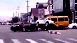 برخورد شدید یک کامیون و خودروی شاسی بلند در جاده + فیلم