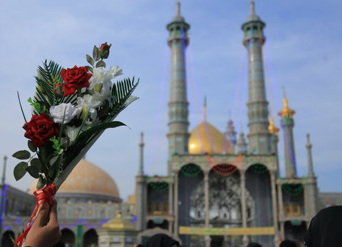 گل‌آرایی ضریح حرم حضرت معصومه(س) درآستانه دهه کرامت