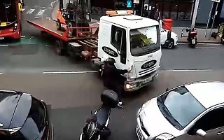 راه افتادن کامیون یدک‌کش بدون راننده حادثه ساز شد