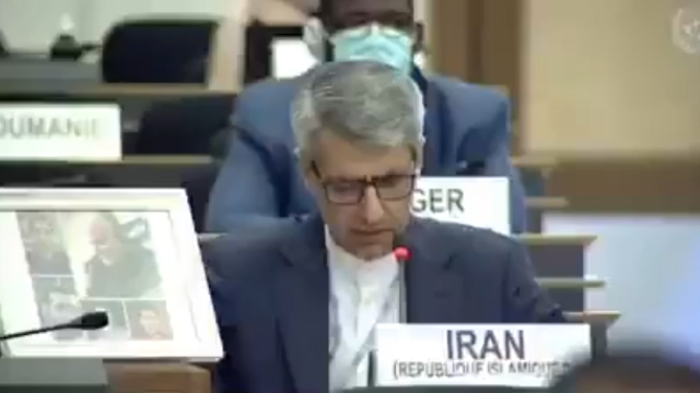 لحظه برداشتن عکس سردار سلیمانی توسط پلیس امنیت سازمان ملل + فیلم