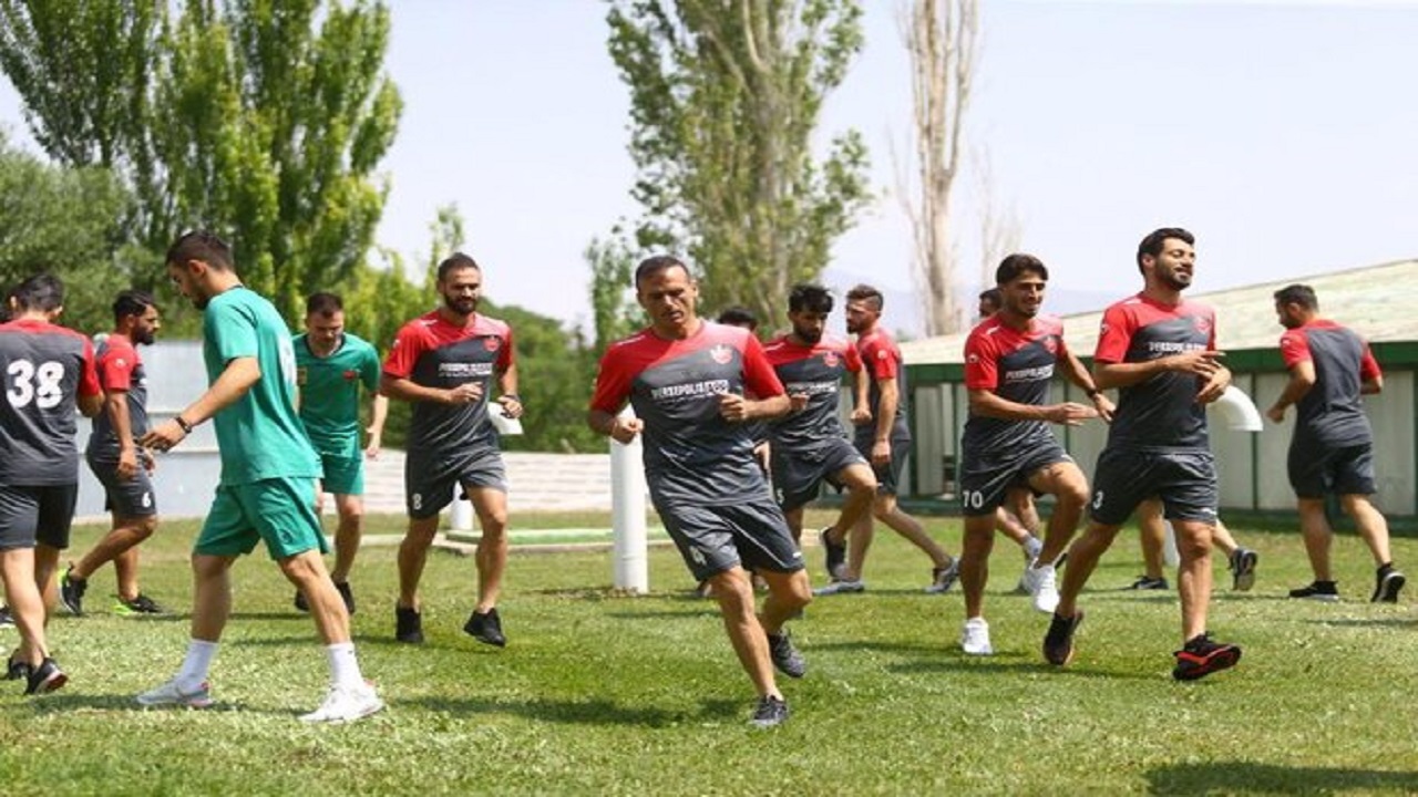 تمرین سبک پرسپولیس در محوطه هتل/ برگزاری نشست هماهنگی بازی امروز