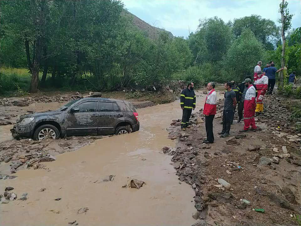 تصادف و انحراف خودروها به رودخانه در روستای لیقوان + فیلم و تصاویر