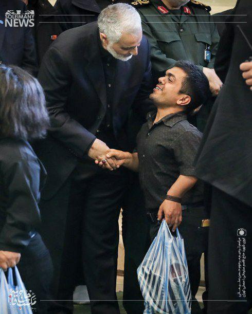 عکس دیده نشده از شهید حاج قاسم سلیمانی در مراسم ترحیم پدرشان