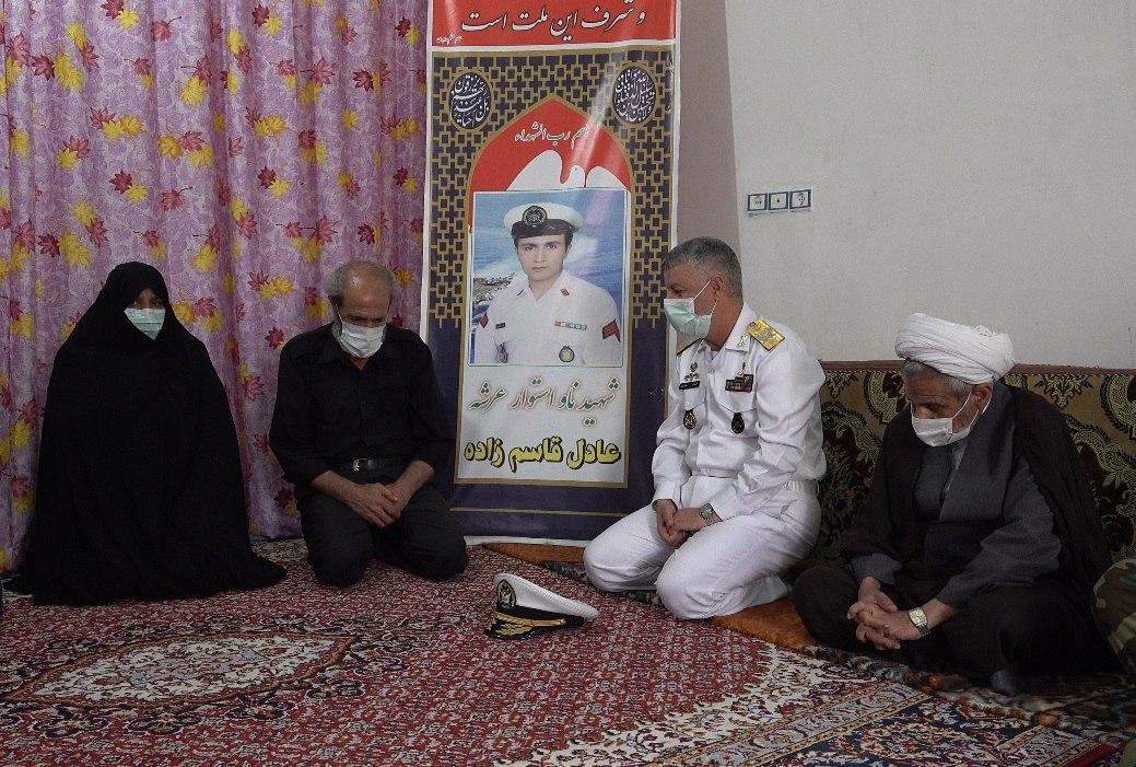 دریادار حسین خانزادی با خانواده ناواستوار یکم شهید عادل قاسم زاده دیدار کرد