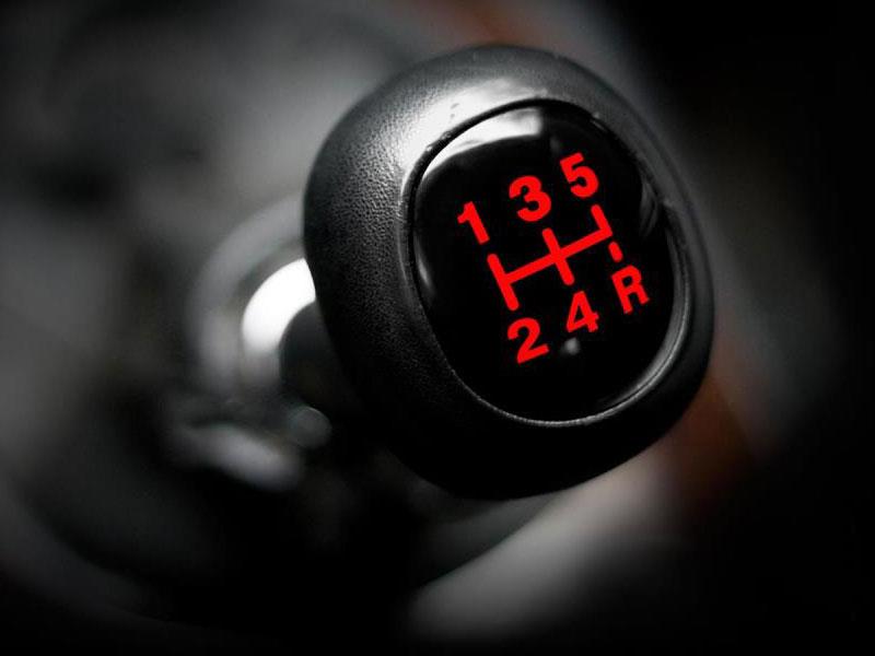 چرا نباید با دنده مرده حرکت کنیم؟