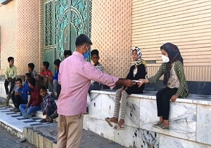 توزیع ماسک بین بچه‌های روستا با کمک خیرین درنهبندان