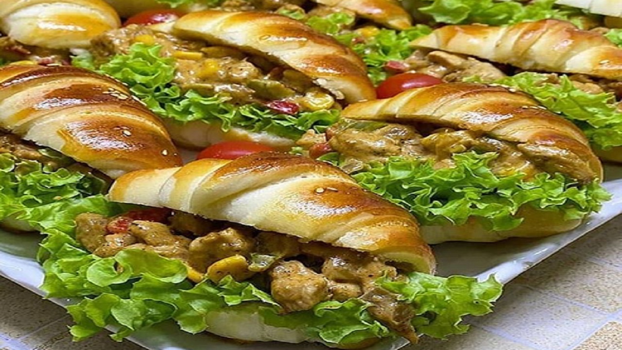 طرز تهیه کروسان شکم‌پر با مرغ و تن ماهی