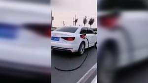 رانندگی زن سر به هوا با نازل پمپ بنزین! + فیلم