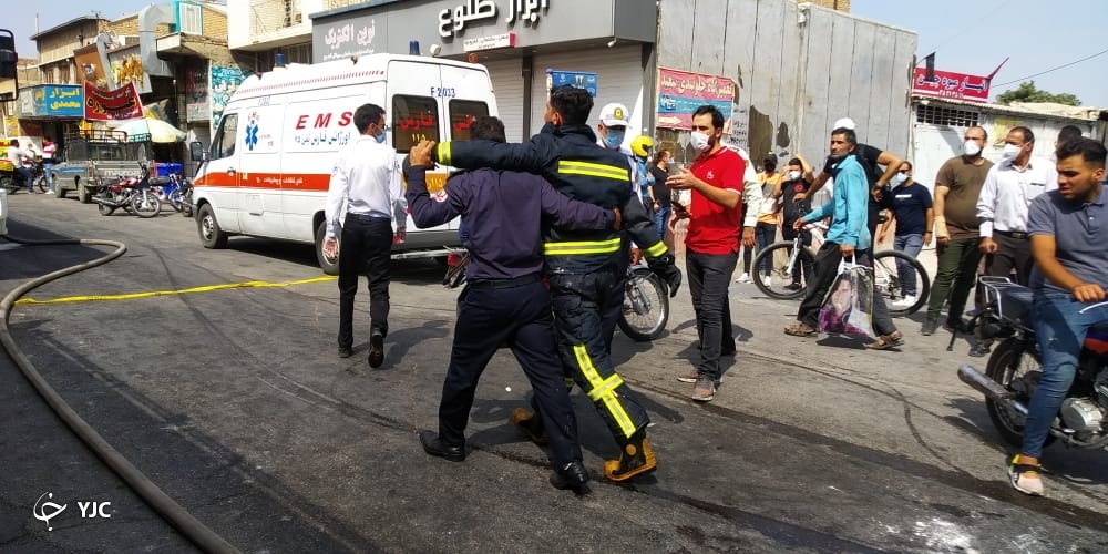 مصدوم شدن یکی از عوامل آتش نشانی شیراز مصدوم شدن یکی از عوامل آتش نشانی شیراز