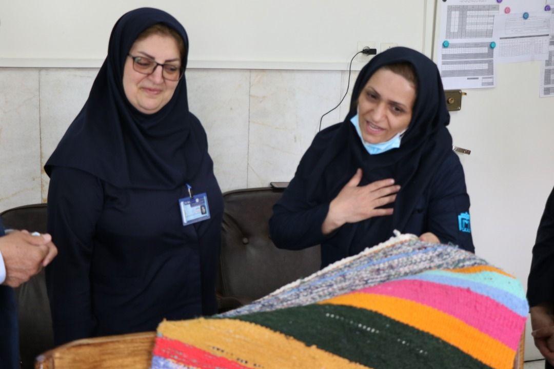 اهدای یک گلیم به پرستار بیماران کرونایی که ۶۰ روز به منزل نرفته بود