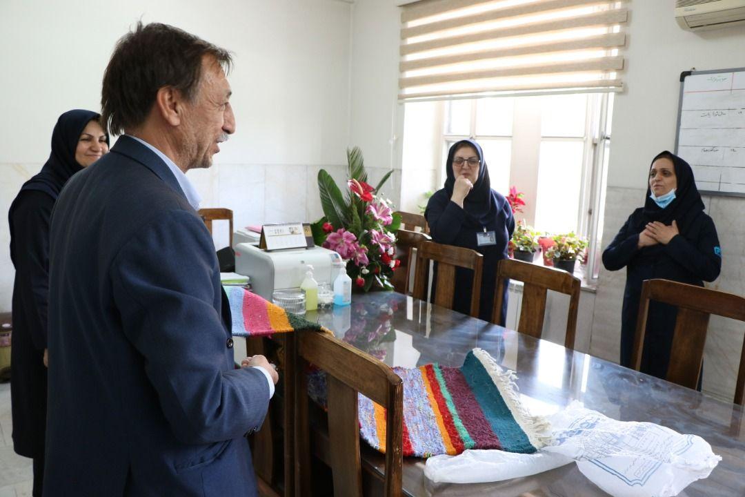 اهدای یک گلیم به پرستار بیماران کرونایی که ۶۰ روز به منزل نرفته بود