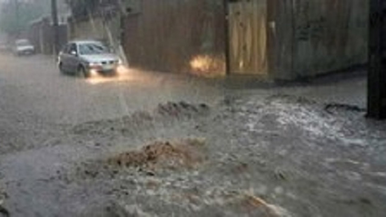 جاری شدت سیلاب در ۲ محور گلستان/ محور‌ها پاکسازی شد