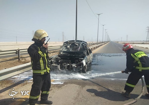 حریق یک دستگاه خودرو پژو ۴۰۵ در جاده آبادان - اهواز