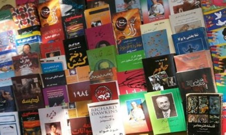 کتاب‌های بدون مجوز در بساط دستفروش‌های کنار خیابان/ لزوم برخورد با تولید کننده کتاب‌های قاچاق