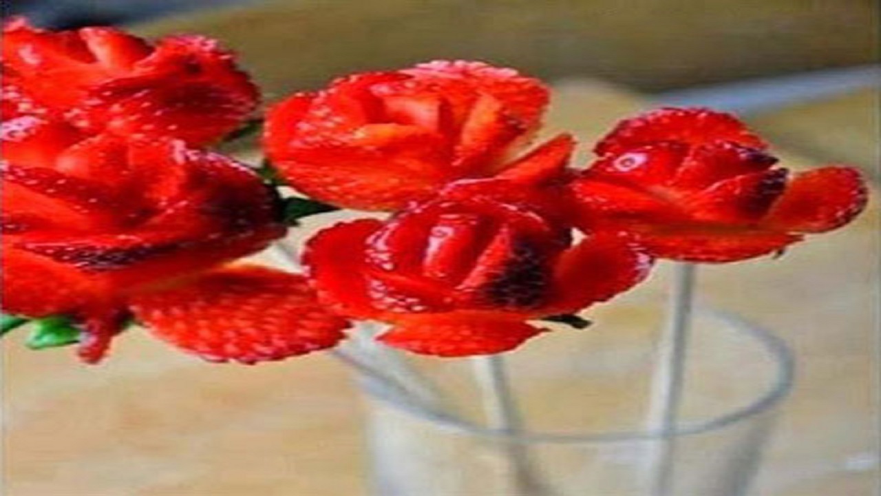 تزیین میز شام زیبا با گل رز توت فرنگی
