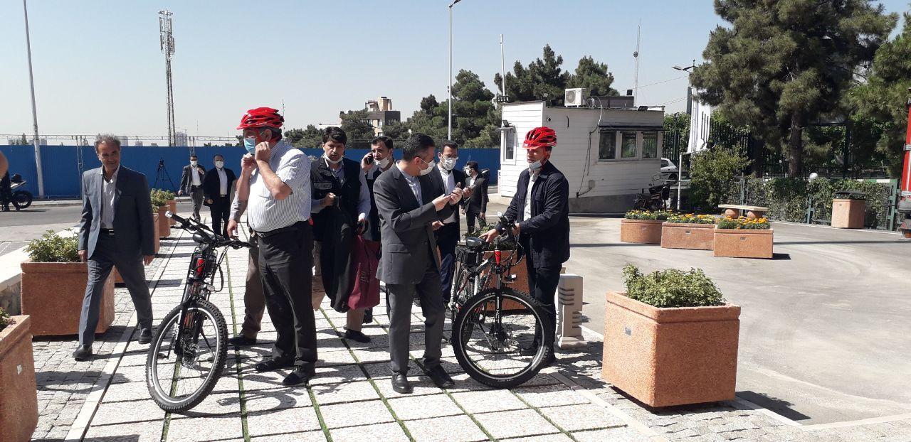 حضور شهردار تهران با دوچرخه در کمیته المپیک