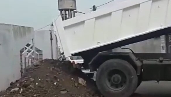 مسدود شدن درب اداره برق خشکبیجار با نخاله مسدود شدن درب اداره برق خشکبیجار با نخاله