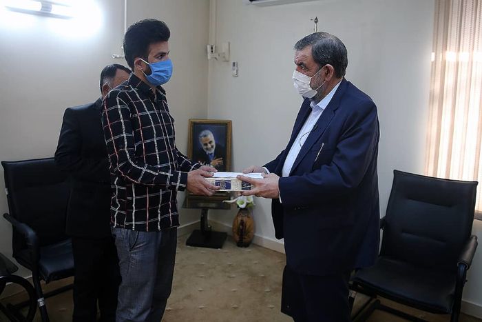 قدردانی محسن رضایی از ناجی ۱۱ زن و یک کودک در حادثه کلینیک سینا اطهر