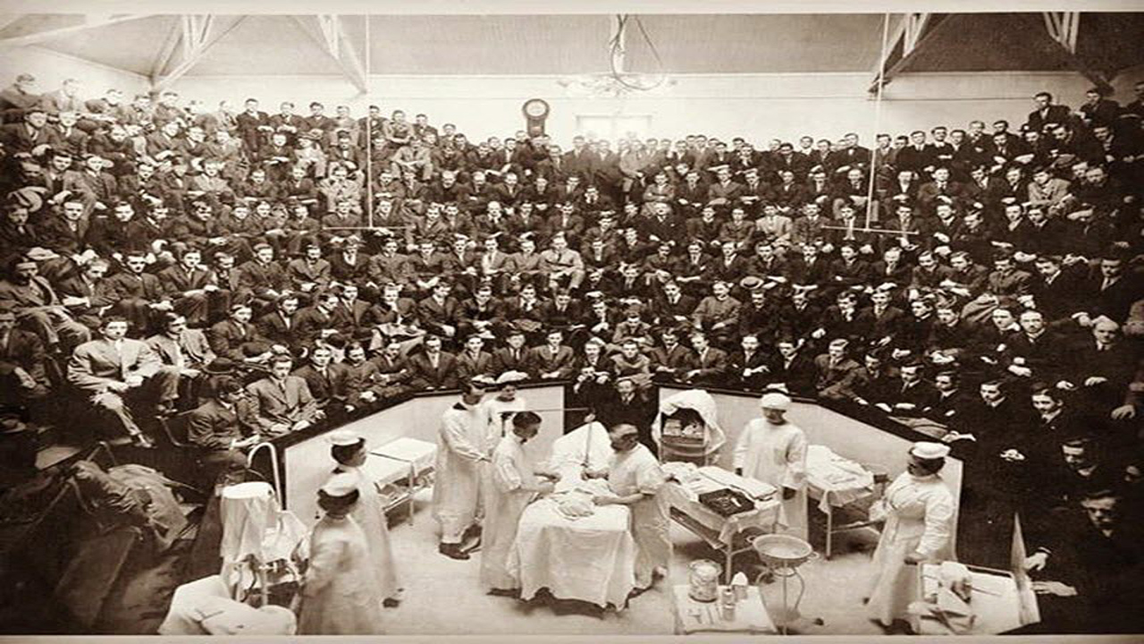 عکسی که سرآغاز استفاده از ماسک جراحی در اتاق عمل شد