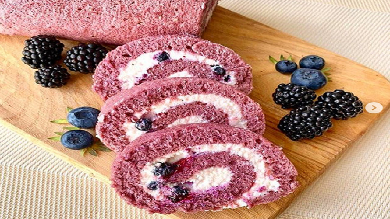 طرز تهیه رولت شاه‌توت و خامه